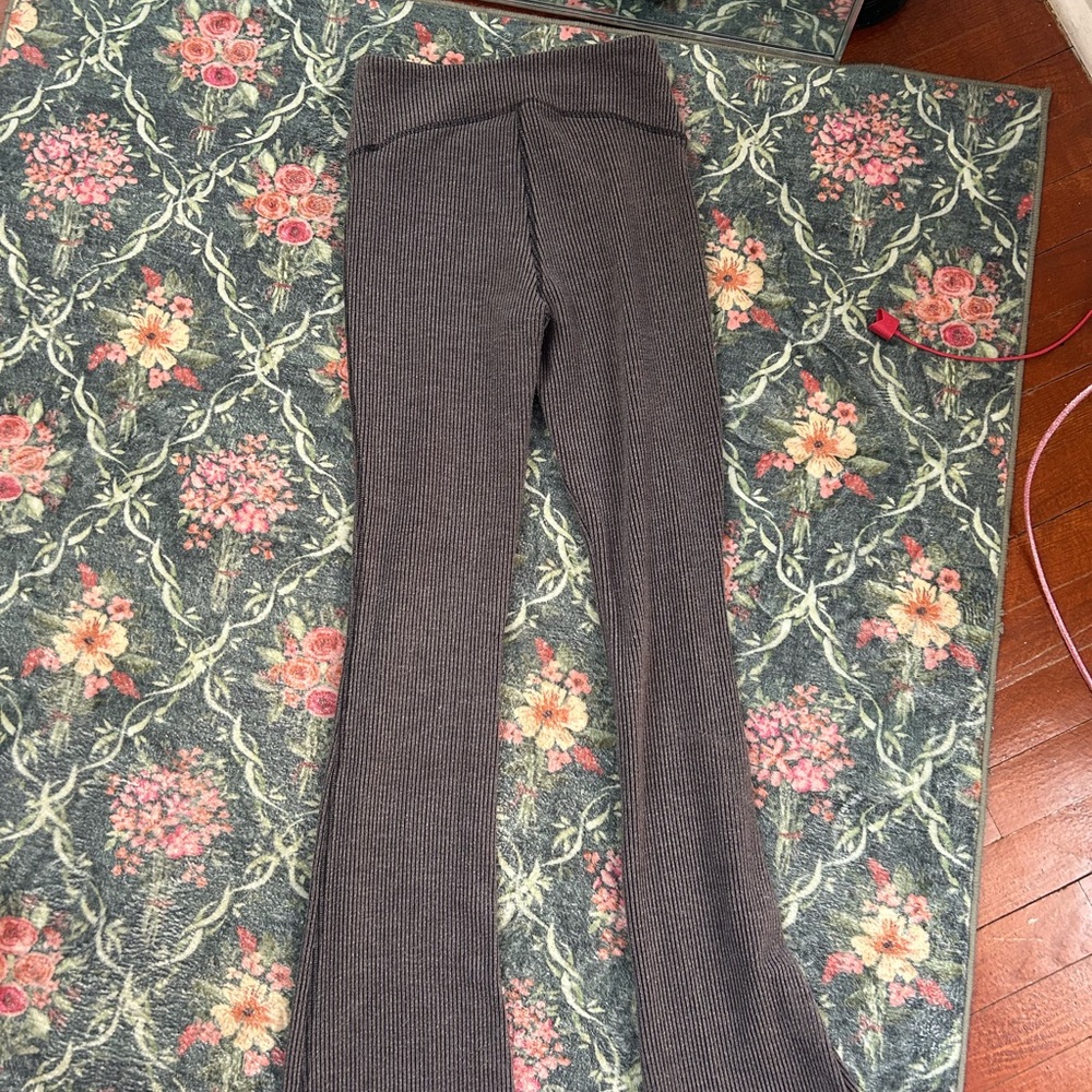 Gray Ribbed Flare Leggings